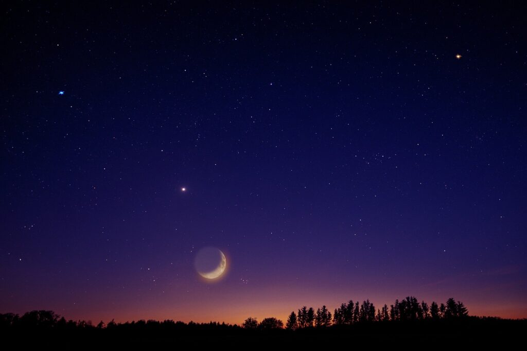 Hier is de maan afgebeeld in de nacht, wat vaak te maken heeft met slaap.